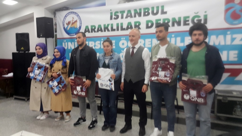 İstanbul’daki Öğrenciler Trabzonspor Formalarını Aldı