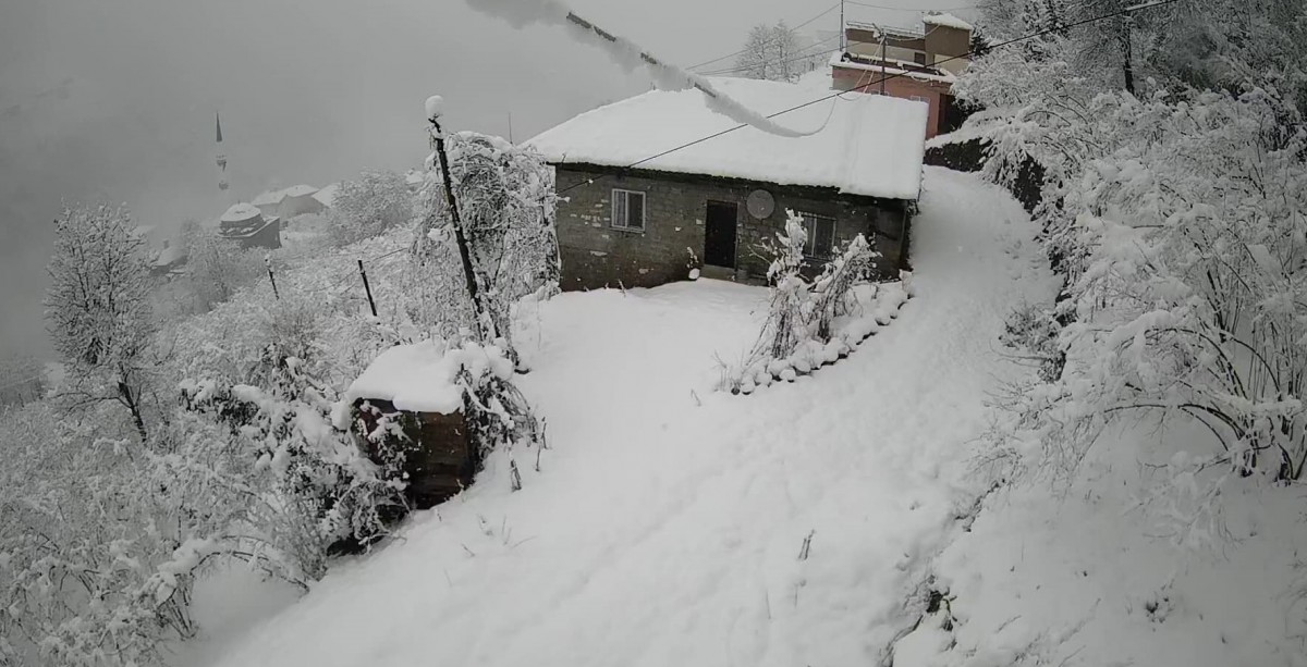  Ağnas'da kar yağıyor